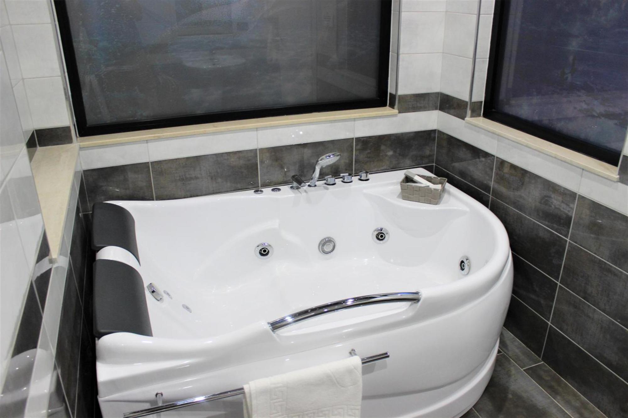 Luander Hotel Tirana Zimmer foto